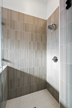 Shower, hair dryer, towels, shampoo - 5-BD/2-BA Upscale Elegance | Pool, Hot Tub, BBQ (Frisco)