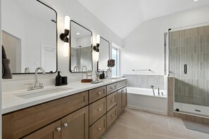 Shower, hair dryer, towels, shampoo - 5-BD/2-BA Upscale Elegance | Pool, Hot Tub, BBQ (Frisco)