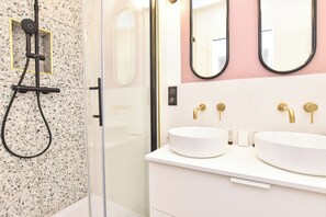 Appartement | Salle de bain | SĂšche-cheveux, serviettes fournies, shampoing