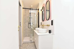 Apartment | Bathroom | Hair dryer, towels, shampoo