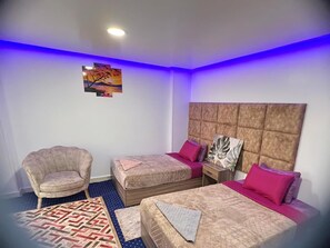3 habitaciones, tabla de planchar con plancha, internet y ropa de cama