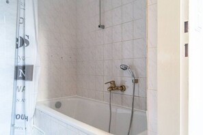 Sèche-cheveux, serviettes fournies, savon, shampoing