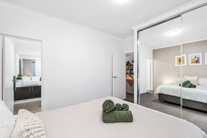 2 habitaciones, escritorio, tabla de planchar con plancha y wifi gratis 