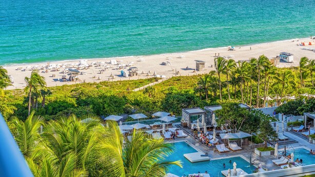 Un resort con piscina, spiaggia e vista sull'oceano.