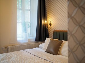 Studio, näköala puutarhaan | Ylelliset vuodevaatteet, tallelokero huoneessa