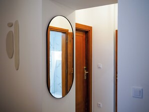 Estudio, vista al jardín | Ropa de cama de alta calidad y caja de seguridad en la habitación 