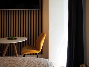 Estudio, vista al jardín | Ropa de cama de alta calidad y caja de seguridad en la habitación 