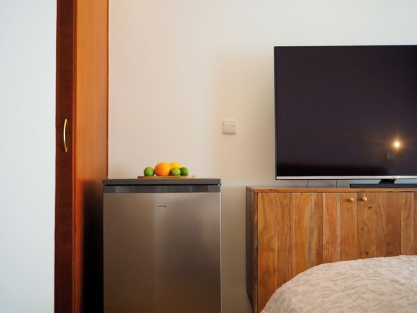 Habitación Deluxe, vistas al jardín | Ropa de cama de alta calidad, caja fuerte, decoración individual