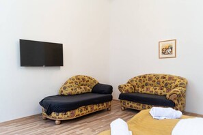 Interior - Charming Room w/ Shared Bathroom; Great Location (Wien)