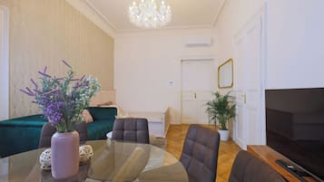 Superior Apartment | Ruang tamu | 125 cm sebuah televisyen pintar dengan satelit