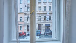 Una ventana con vista a una calle y edificios.
