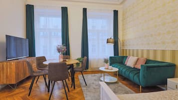 Classic Apartment | Ruang tamu | 125 cm sebuah televisyen pintar dengan satelit