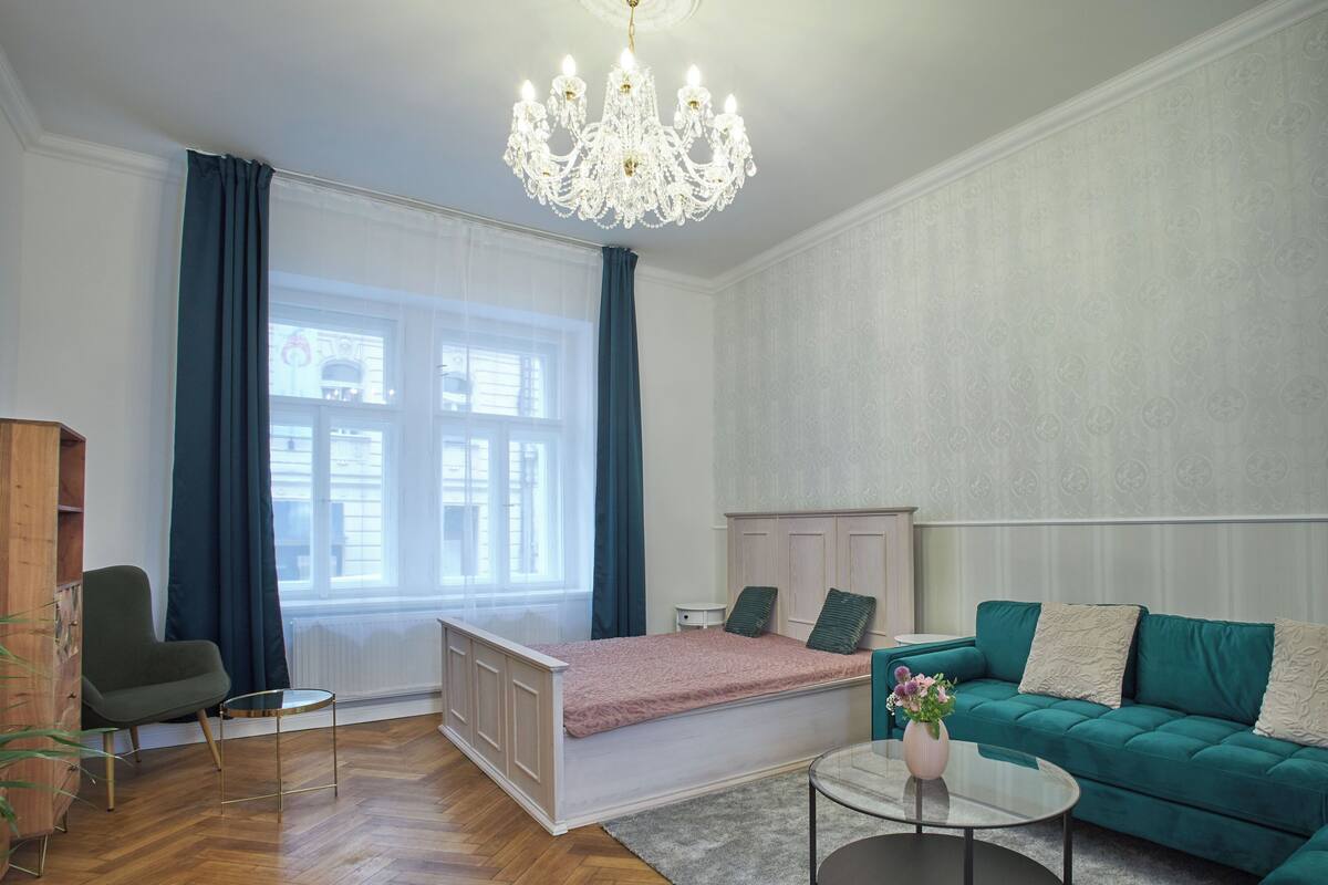 Superior appartement | Woonruimte | Een 125-cm smart-tv met satellietzenders
