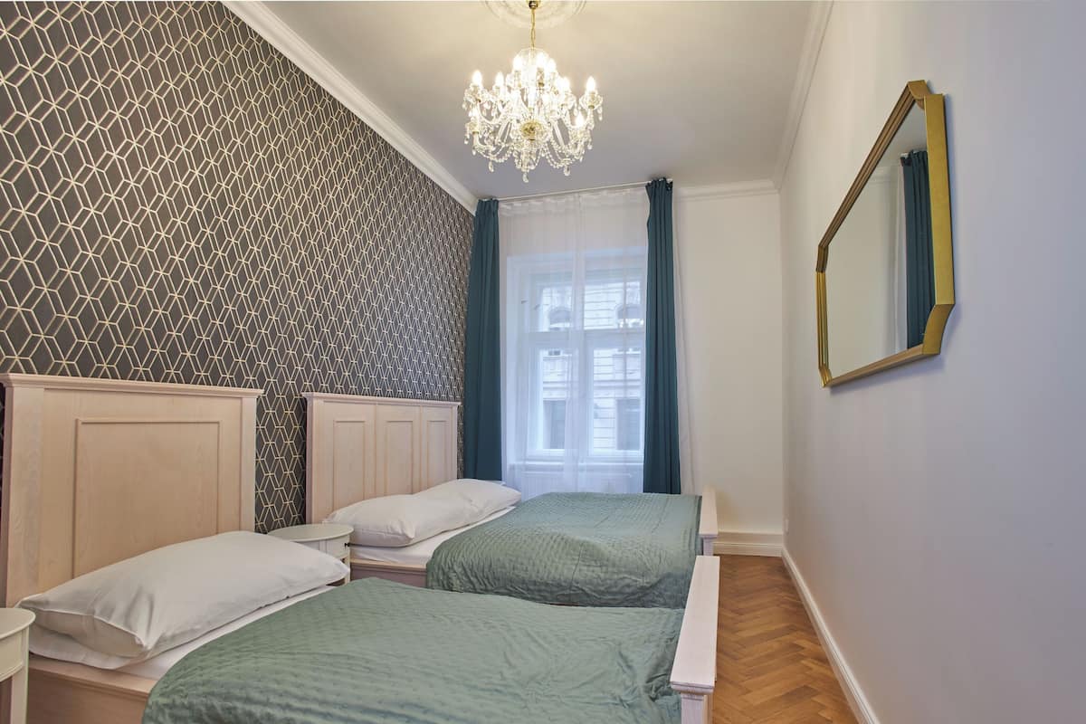 Apartamento superior | Cofres nos quartos, escrivaninha, cortinas blackout