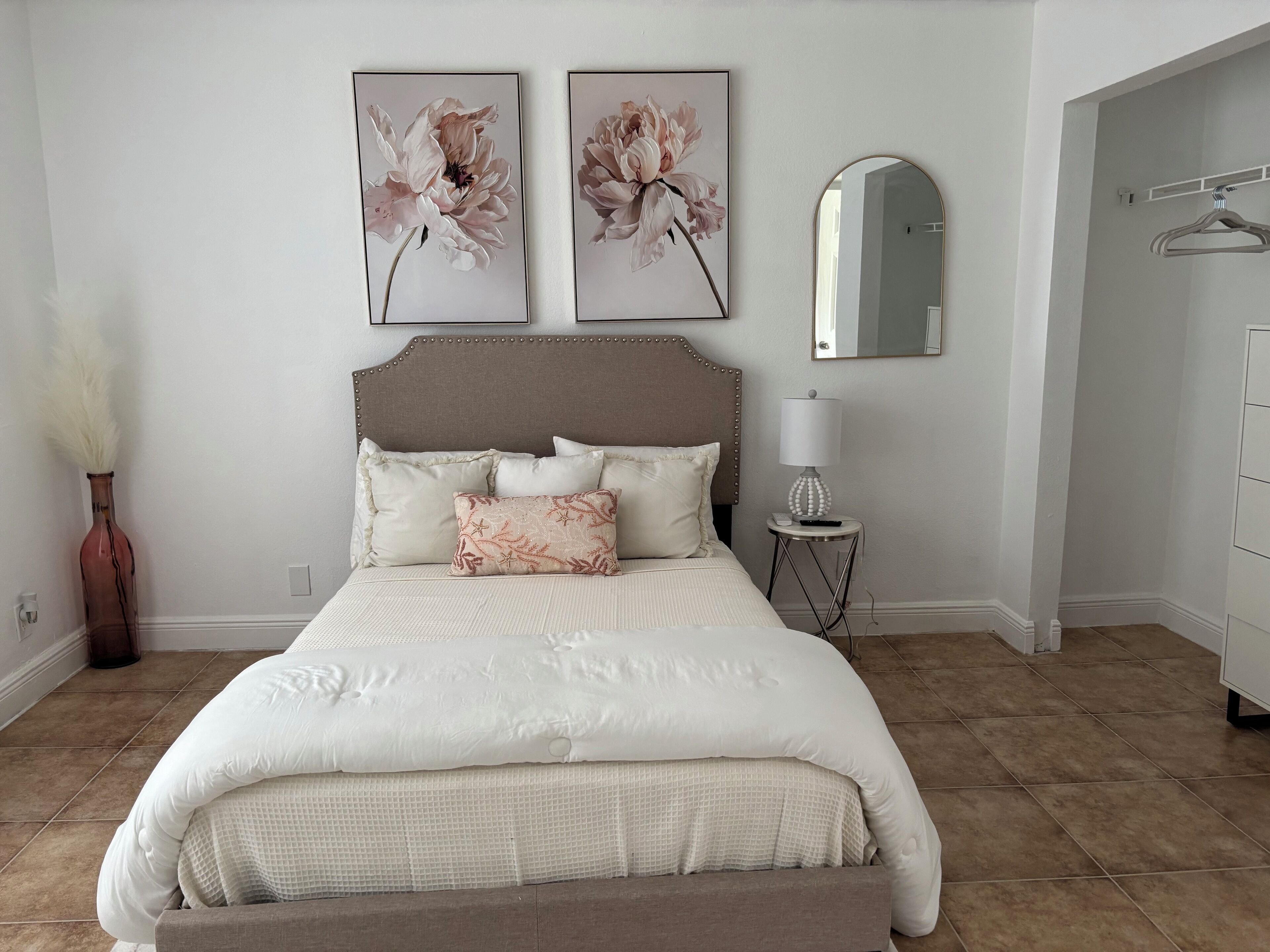 2 bedrooms, internet, bed sheets