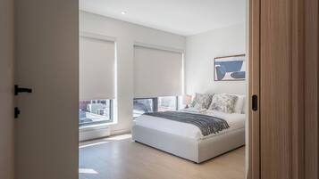 4 habitaciones, escritorio y tabla de planchar con plancha