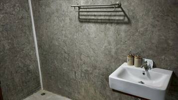 Kamar Basic, 1 Tempat Tidur Queen, Bebas Asap Rokok | Kamar mandi | Shower, handuk, sabun, dan sampo