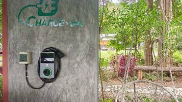 Una estación de carga para vehículos eléctricos con un cable de carga conectado a un automóvil.