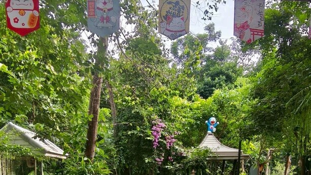 A serene garden with a pond, lush greenery, and traditional Japanese decorations. - Phawaeng Resort (Uthai Thani)