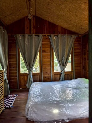 Quarto básico, 1 cama Queen, para não fumantes | Roupa de cama