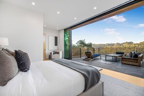 5 bedrooms, iron/ironing board, WiFi, bed sheets