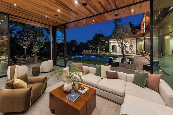 المنشأة من الداخل