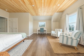 4 bedrooms, desk, iron/ironing board, travel crib