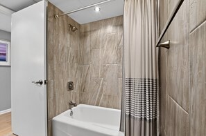 Condo, 2 habitaciones | Baño | Toallas