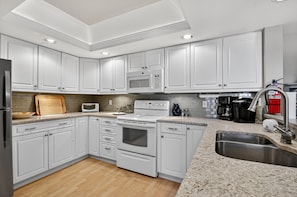 Condo, 2 phòng ngủ | Bếp riêng | Tủ lạnh, lò nướng, dụng cụ pha cà phê/trà, lò nướng bánh mì