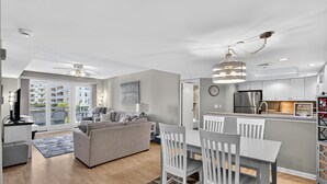 Un apartamento moderno con sala de estar, comedor y cocina.