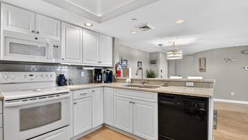 Condo, 2 Bedrooms | Dapur peribadi | Peti sejuk, ketuhar, pembancuh kopi/teh, pembakar roti