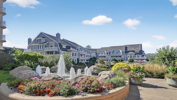 Condo, 2 Bedrooms | Property grounds