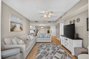 Condo, 2 habitaciones | Área de sala de estar | Smart TV y servicios de streaming