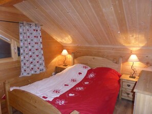 3 bedrooms, iron/ironing board, internet - Chalet les Aiguilles - Sleeps 8 - Les Sybelles (Fontcouverte-la-Toussuire)