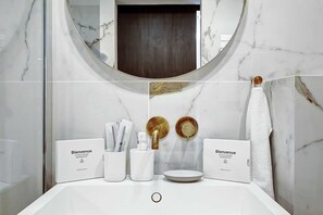 Apartment | Bathroom | Hair dryer, towels, shampoo - Elegant Apartment With AC - 3br/10p- Le Marais (Paris)