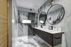 Appartement | Salle de bain | Sèche-cheveux, serviettes fournies, shampoing