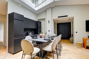 Apartment | Dining - Elegant Apartment With AC - 3br/10p- Le Marais (Paris)