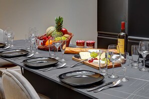 Dining - Elegant Apartment With AC - 3br/10p- Le Marais (Paris)