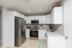 House, 3 Bedrooms | Private kitchen | Fridge, oven, coffee/tea maker