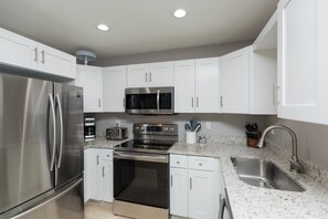 House, 3 Bedrooms | Private kitchen