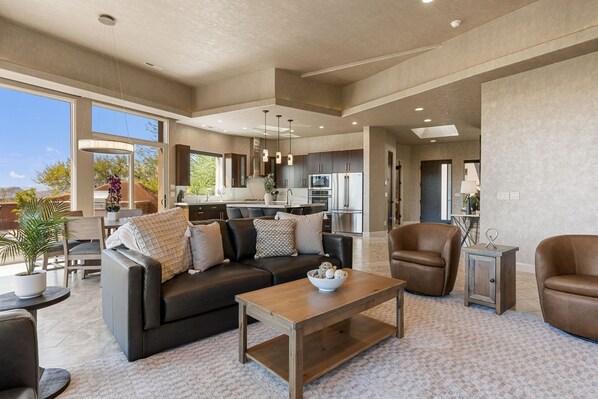 House, 4 Bedrooms | Living area | Smart TV