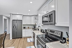 Microondas, horno, placa de cocina y lavavajillas