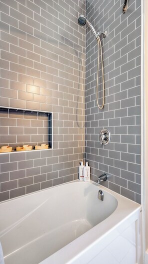 Douche, sĂšche-cheveux, serviettes fournies, savon