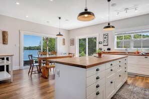 Dining - Creek House - Large oceanfront Home minutes from Lunenburg & Mahone Bay. (Lunenburg)