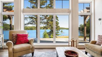 Smart-tv, pejs, bøger, stereoanlæg