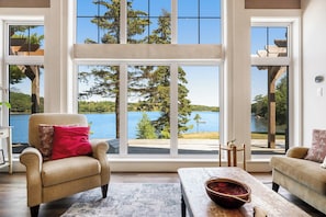 Smart-TV, Kamin, Bücher, Stereoanlage