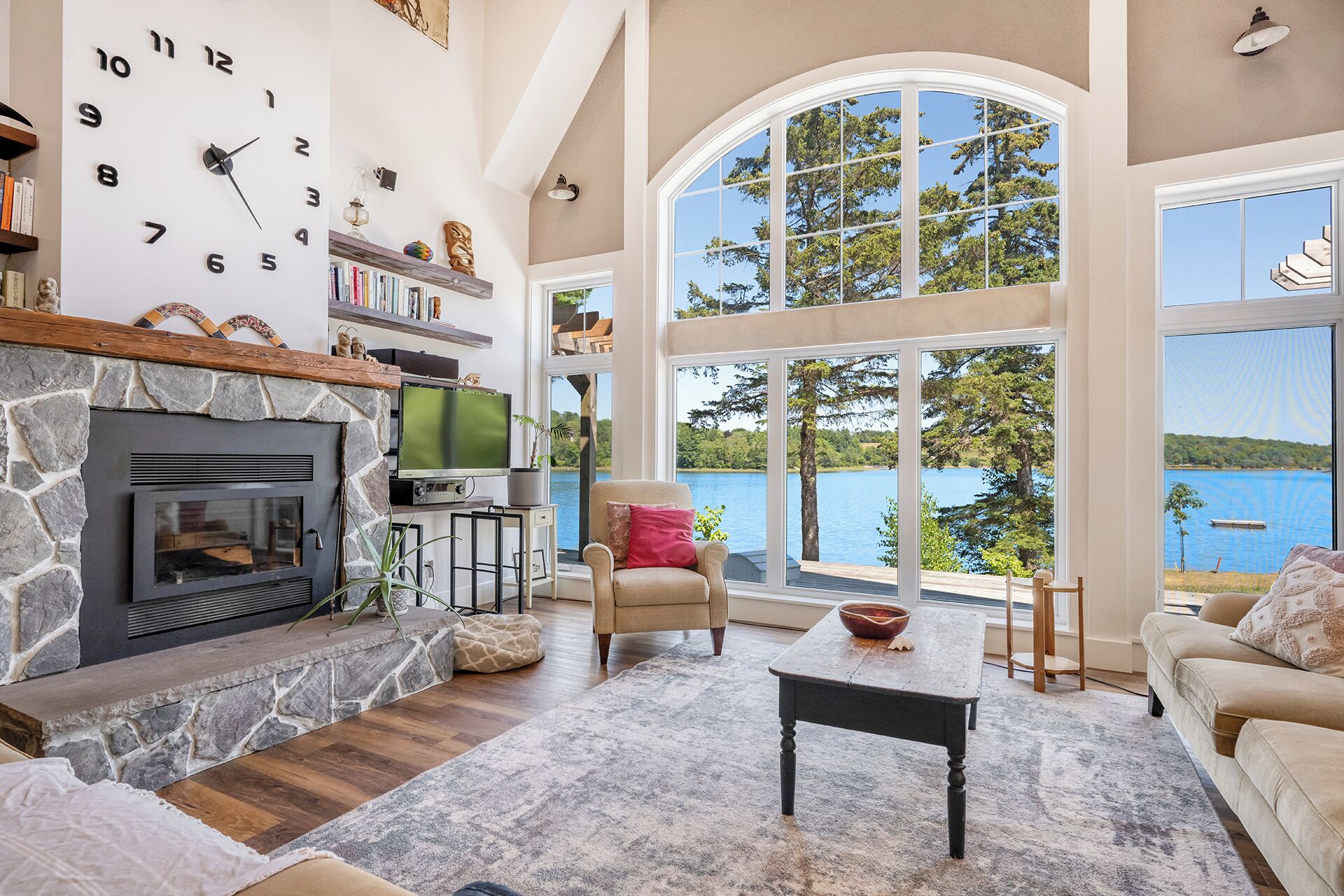 Smart TV, fireplace, books, stereo