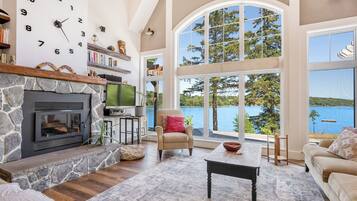 Smart-tv, pejs, bøger, stereoanlæg