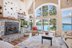 Smart-TV, Kamin, Bücher, Stereoanlage