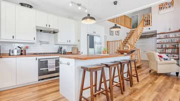 Køleskab, mikrobølgeovn, ovn, kogeplade